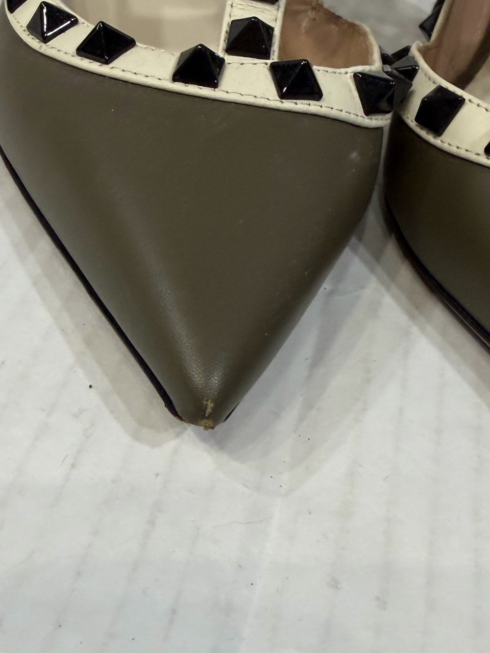 Valentino Garavani Olive Pointed-Toe T-Strap Rockstud Flats with Ivory Trim 6.5 - Picture 5 of 8